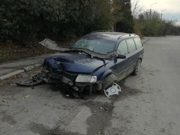 У Луцьку сталася аварія: розбите авто досі стоїть. ФОТО