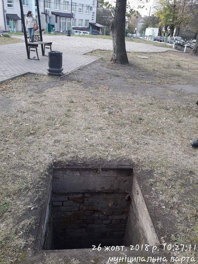 У луцькому сквері вандали зруйнували люк