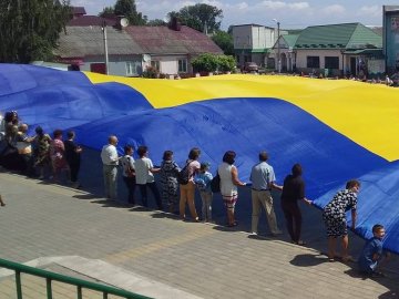 У селищі на Волині розгорнули найбільший в світі державний прапор України. ФОТО