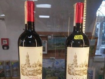 Алкогольний скандал у церкві Києва: подароване вино продають за шаленими цінами 