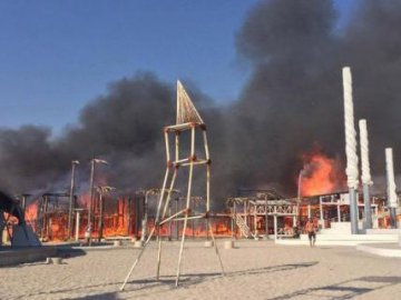 У Криму дотла згоріла будівля на пляжі «Казантипу». ВІДЕО