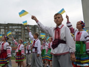 День Прапора в Луцьку: нагороди, кульки та військовий оркестр. ФОТО