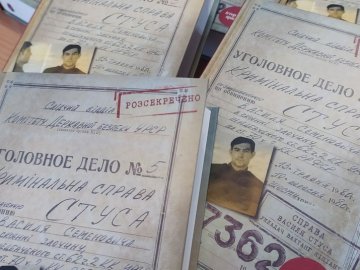Два десятки примірників книги «Справа Василя Стуса» з підписом автора подарували бібліотеці у Луцьку