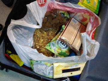 У «Борисполі» затримали чоловіка, який заховав бурштин у пакет із солодощами