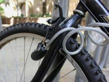 На Волині просто з-під міської ради вкрали велосипед