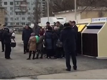 Діти з повітряними кульками і фото на пам’ять: у РФ «урочисто» відкрили смітник. ВІДЕО