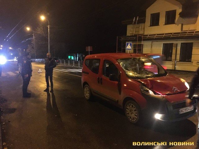 Авто у Луцьку збило 2 людей. ФОТО