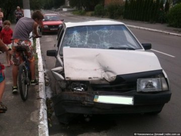 Аварія на Волині: п'яний водій скерував авто в припарковану машину. ФОТО