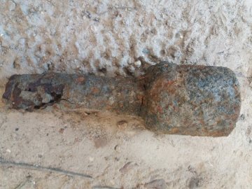 Волиняни поблизу села на відкритій території знайшли великий снаряд 