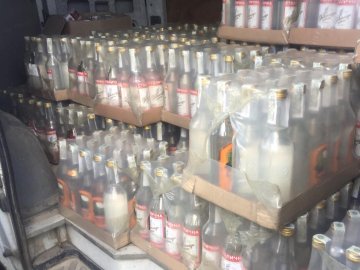У Ковелі в бусі знайшли 60 ящиків контрафактного алкоголю