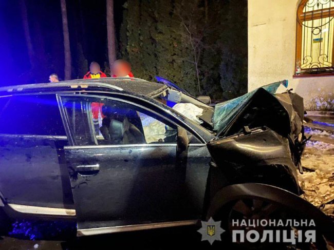 Двоє людей загинули: на Рівненщині автівка влетіла в огорожу санаторію