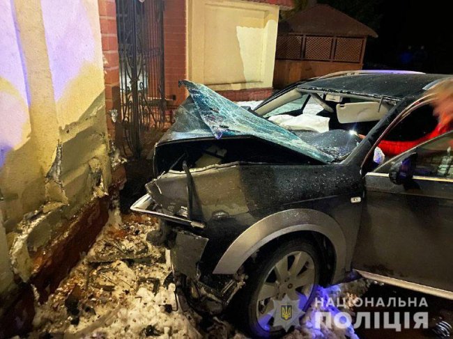 Двоє людей загинули: на Рівненщині автівка влетіла в огорожу санаторію
