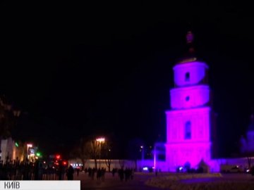 Софію Київську «пофарбували» у фіолетовий колір. ВІДЕО