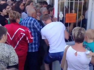 Росіяни влаштували масову тисняву за дешевими товарами в Орлі, – відеофакт 