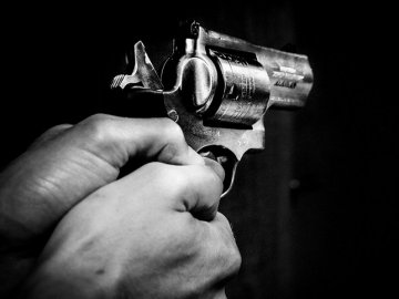 На Волині судили чоловіків, які обміняли гроші на сувеніри і погрожували пістолетом