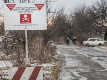 На Донбасі підірвалася вантажівка з цивільними