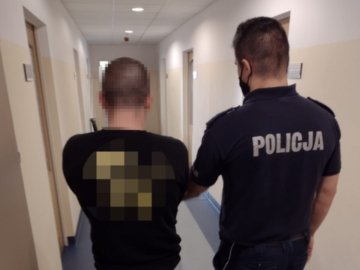 У Польщі заарештували українця, який заважав медикам «швидкої» рятувати людину й кидався на поліцейських