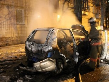 У Києві за ніч спалили 8 авто активістів