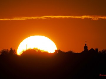 «Дійство Бога»: заворожуючі світлини заходу сонця над волинським храмом 