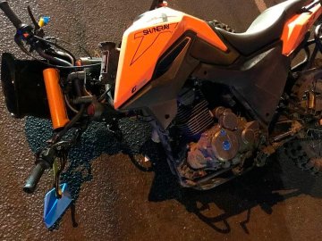 У Луцьку ВАЗ в'їхав у мотоцикліста, травмувався 22-річний хлопець