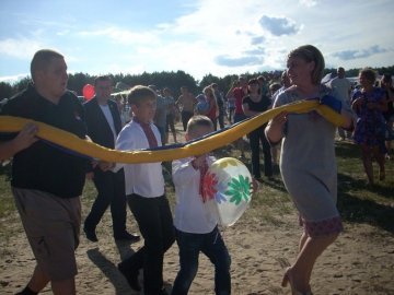 Найбільший прапор України розгорнули на березі озера Люб’язь