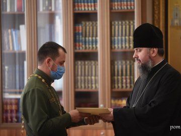 Голова ПЦУ митрополит Епіфаній нагородив медаллю волинського капелана