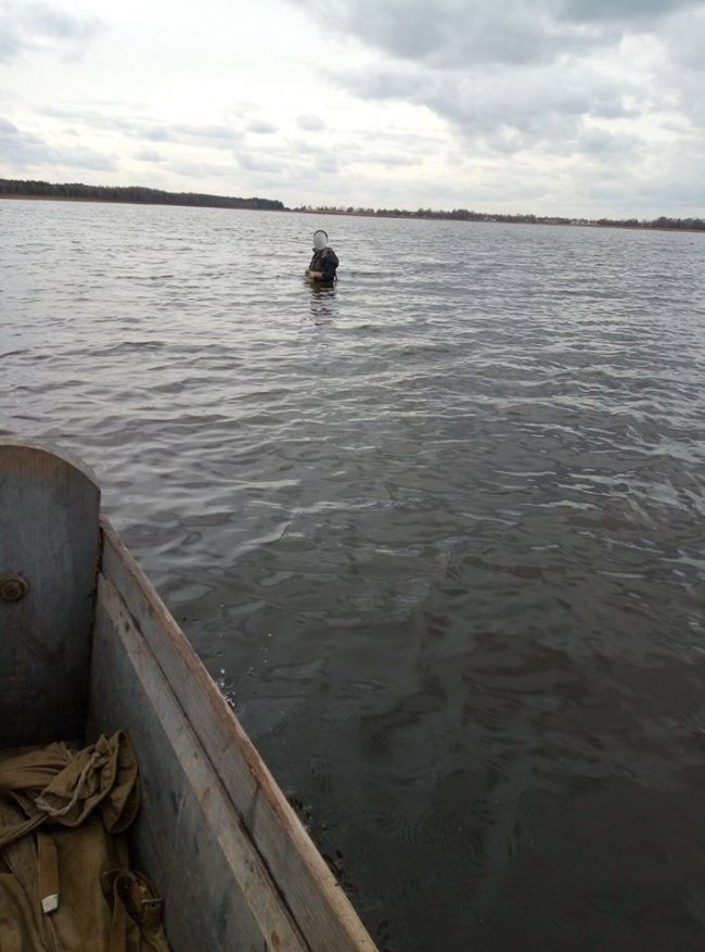 На озері на «гарячому» затримали волинянина, який ловив рибу сіткою. ФОТО