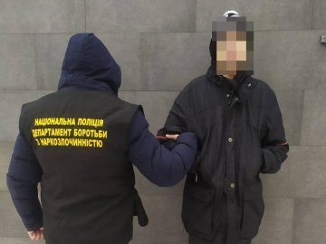 Вилучили психотропів на 300 тисяч гривень: у Луцьку затримали 17-річного наркокур`єра