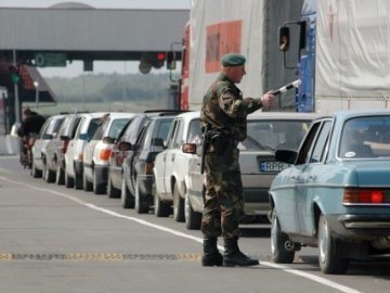 У чергах на кордоні з Польщею скупчилось майже 700 автівок