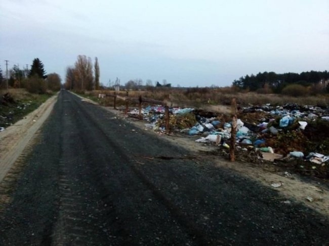 Стихійне сміттєзвалище на Волині «облагородили» загорожею. ФОТО
