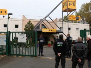 Озброєний чоловік захопив готель у Франції
