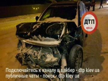  Аварія у Києві: автівка в'їхала у відбійник та протаранила позашляховик