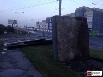 Через сильний вітер у Луцьку впав білборд. ФОТО