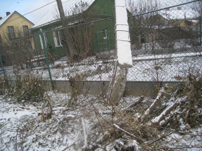 У Луцьку після аварії бетонний стовп нависає над парканом. ФОТО
