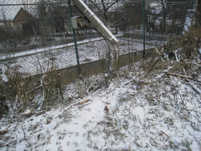 У Луцьку після аварії бетонний стовп нависає над парканом. ФОТО