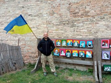 У Луцькому замку ветеран АТО представляє виставку портретів із серії «Айдар».ФОТО