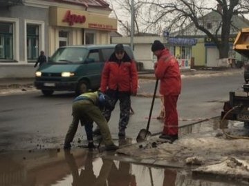 Ремонт дороги по-волинськи: каналізацію «закатали» під асфальт