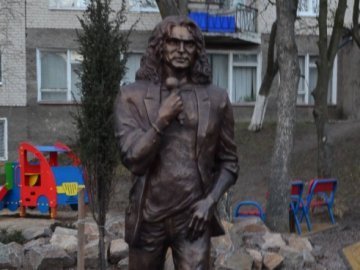 Лучани хочуть, аби пам'ятник Кузьмі став схожий на Кузьму!