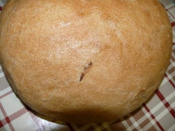 Лучанка придбала хліб із  хробаком. ФОТО