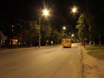 У Луцьку на проспекті Молоді встановили 43 сучасні світлодіодні ліхтарі. ФОТО
