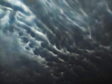 У  небі над Волинню зафіксували рідкісні хмари Mammatus. ФОТО