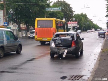 Аварія в Луцьку: шкільний автобус розтрощив легковик