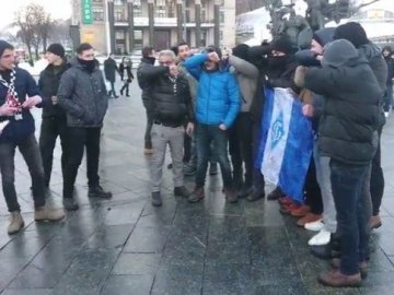 У центрі Києва бешкетують фани: б'ються і топчуть прапори
