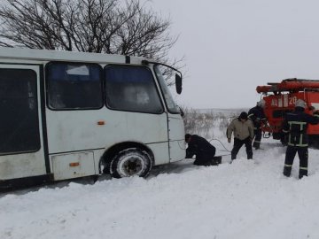 У Луцькому районі у сніговому заметі застряг рейсовий автобус з 10-ма пасажирами