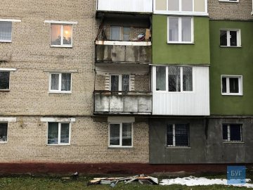 У Нововолинську сильний вітер вирвав вікно з балкону будинку. ФОТО
