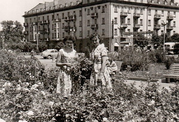 Близнючки у квітах в центрі Луцька