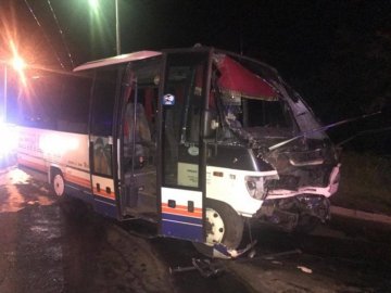Позашляховик врізався в автобус: 12 постраждалих, 1 загиблий