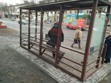 Стараннями муніципалів: у центрі Луцька від графіті почистили зупинку. ФОТО