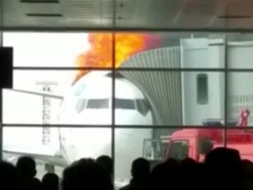 Боїнг 737 згорів прямо в аеропорту. ФОТО. ВІДЕО