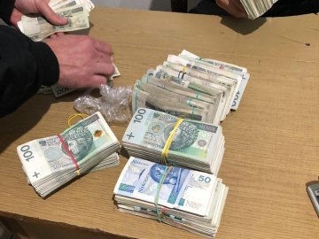 На кордоні з Польщею затримали агресивного валютника з великою сумою грошей. ФОТО. ВІДЕО